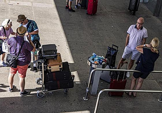 Turistas en el aeropuerto de Mallorca.