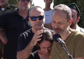 Los padres de Maya se abrazan en el funeral celebrado en el cementerio militar de Givatayim, Israel.