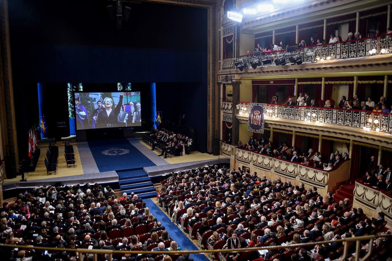 El público del teatro Campoamor aplaude la llegada al acto de Meryl Streep. 