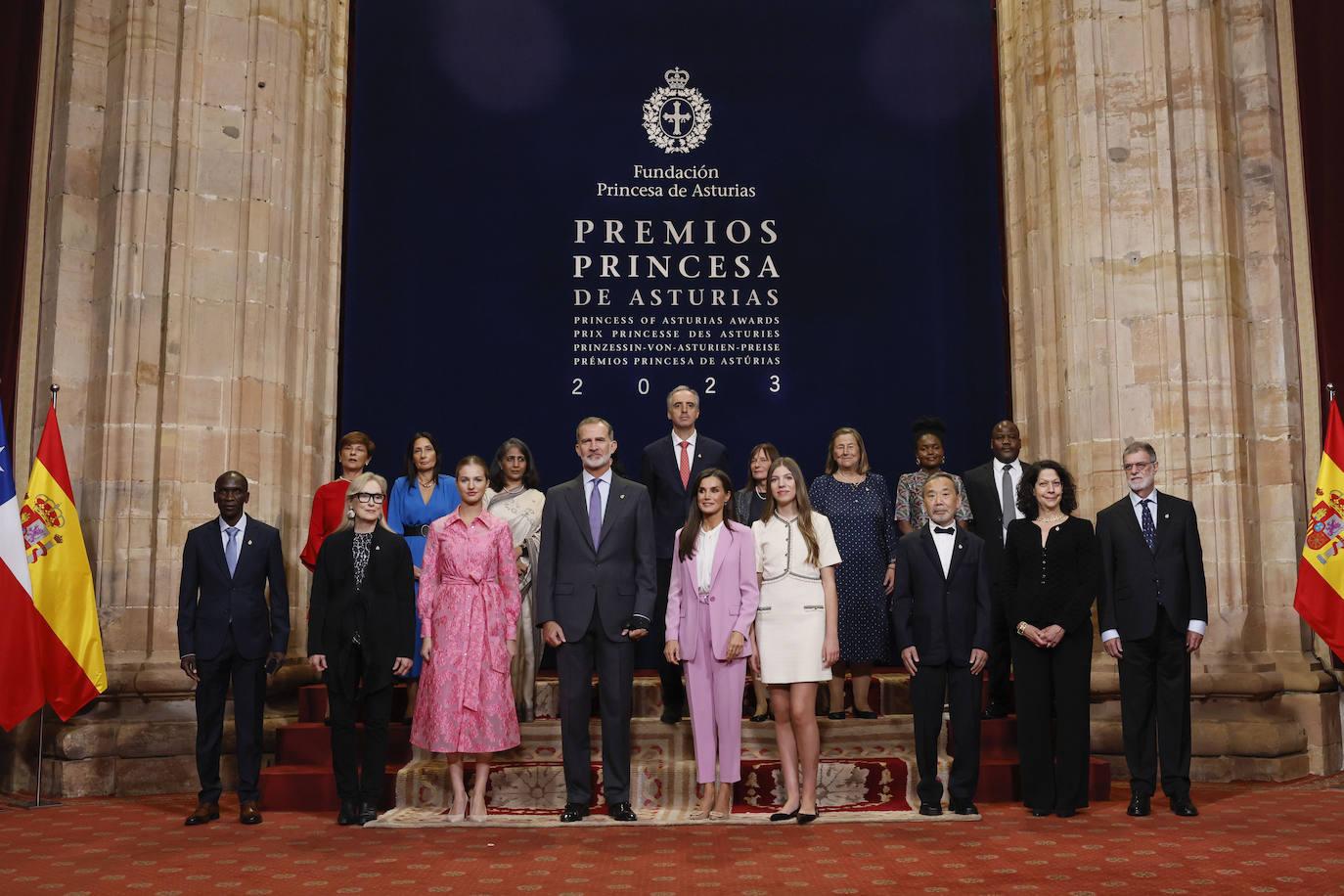 Foto de familia durante la recepción de la Familia Real a los premiados. 