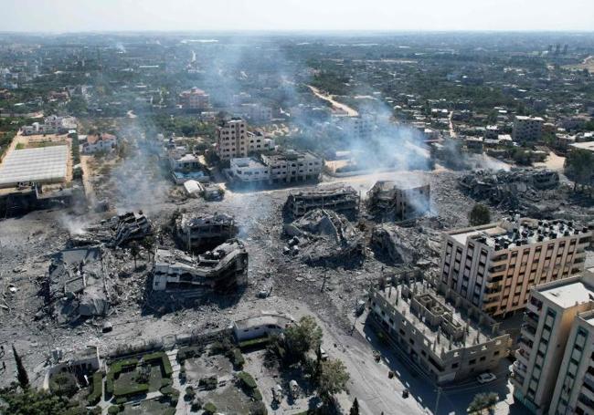 Una vista aérea muestra edificios destruidos en la ciudad de al-Zahra, al sur de la Franja.