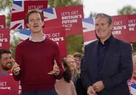 El líder del Partido Laborista, Keir Starmer, a la derecha, arropó el jueves a su candidato, Alistair Strathern, que resultó vencedor, en Bedford.