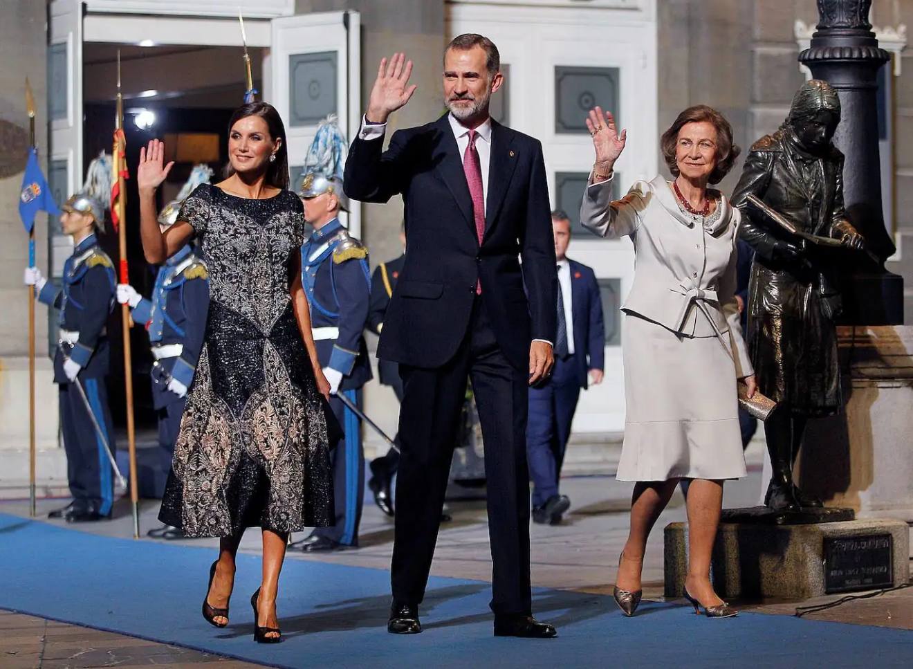 2018. Doña Letizia estaba maravillosa con un vestido midi en patchwork brocado y detalles joya bordados a mano en hilo, cristal y metal azul noche, cerúleo y pizarra que incluía un sutil toque rosa. Un estilismo de Felipe Varela aderezado con los pendientes de chatones.