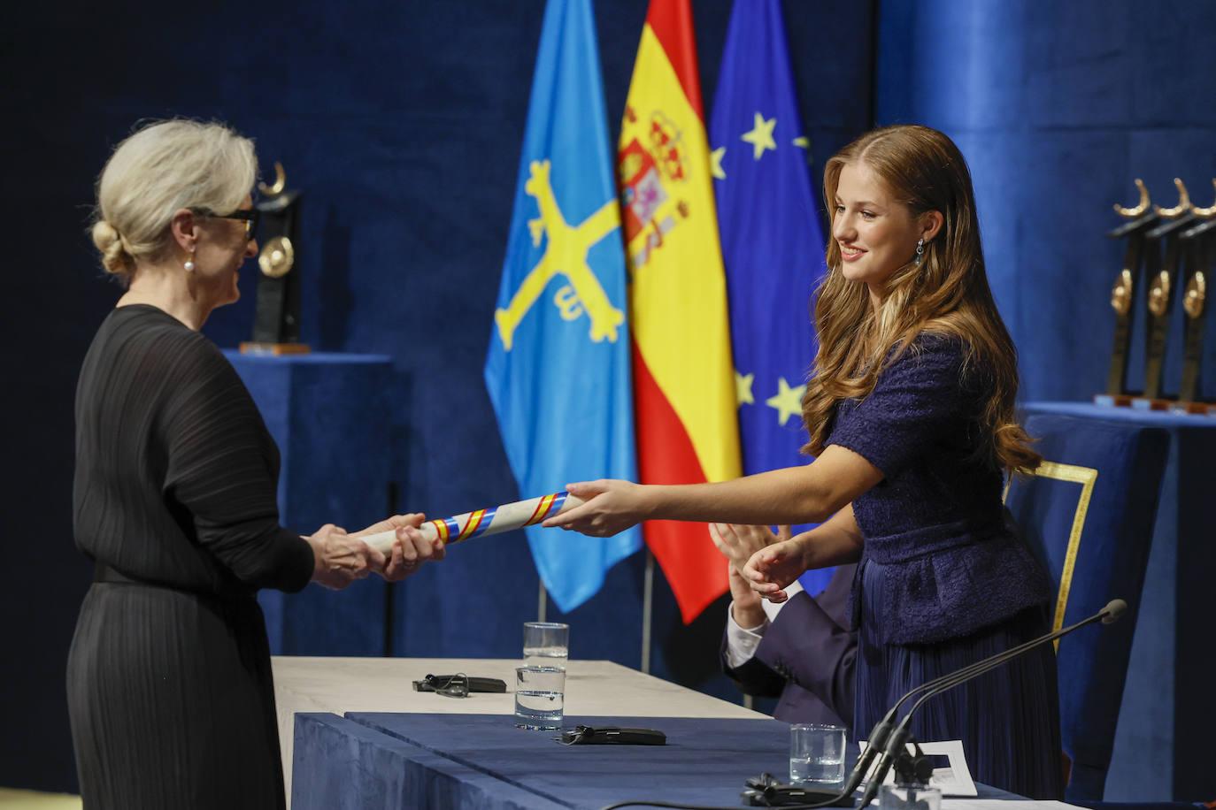 Meryl Streep recibe el galardón de manos de la Princesa de Asturias. 