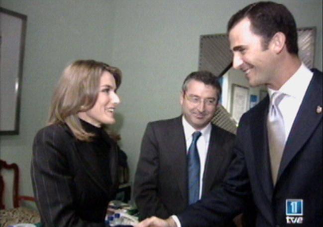 Letizia Ortiz saluda al entonces príncipe Felipe, el 24 de octubre de 2003, en presencia del director general de TVE, José Antonio Sánchez.