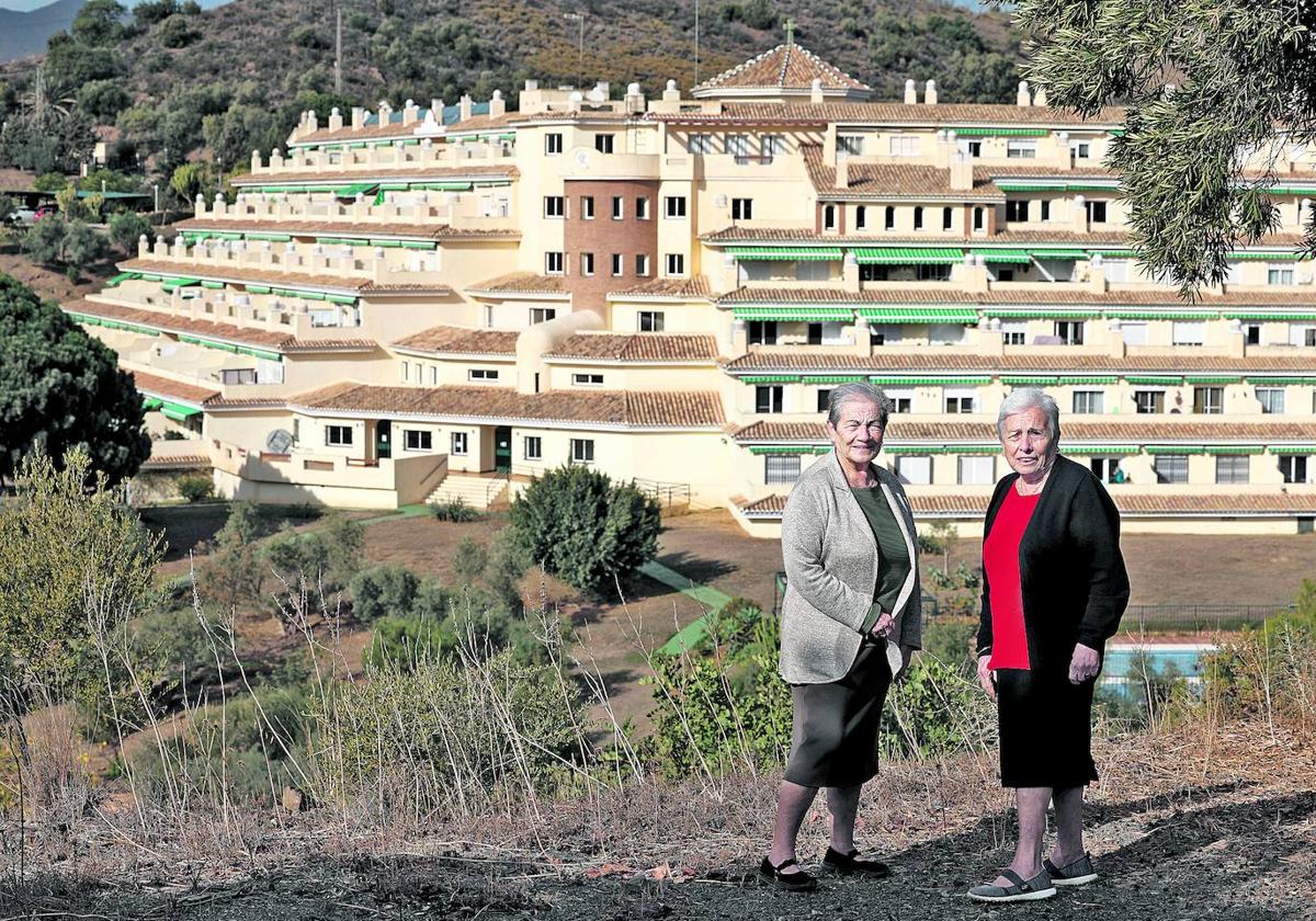 Las hermanas Lourdes y Estrella Beas posan frente al Residencial Santa Clara, pionero en la fórmula del 'cohousing' en España.