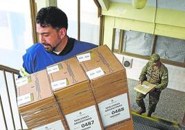 Un trabajador del servicio electoral argentino traslada material en un centro para las votaciones.