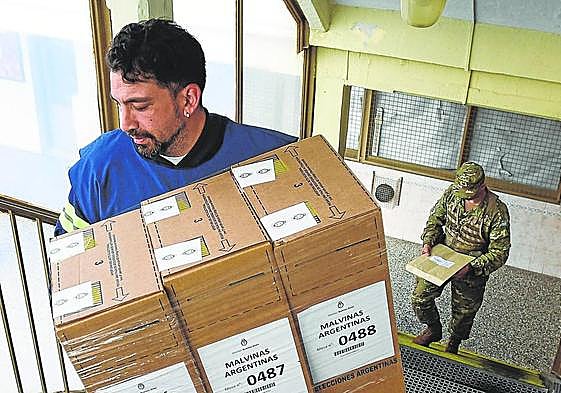 Un trabajador del servicio electoral argentino traslada material en un centro para las votaciones.