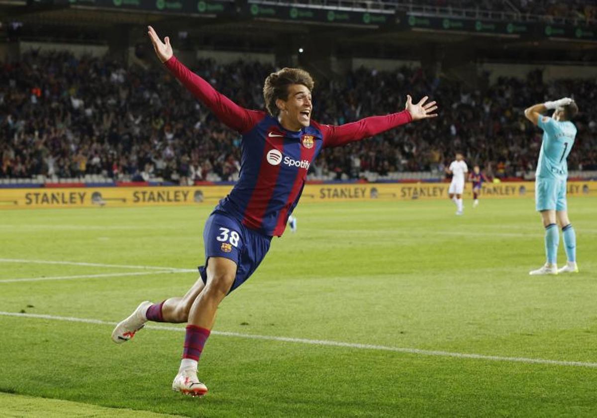 Marc Guiu celebra el gol a los 23 segundos de debutar con el Barça en Primera