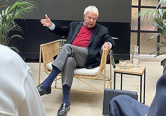 Felipe González, este lnues durante un encuentro con periodistas.