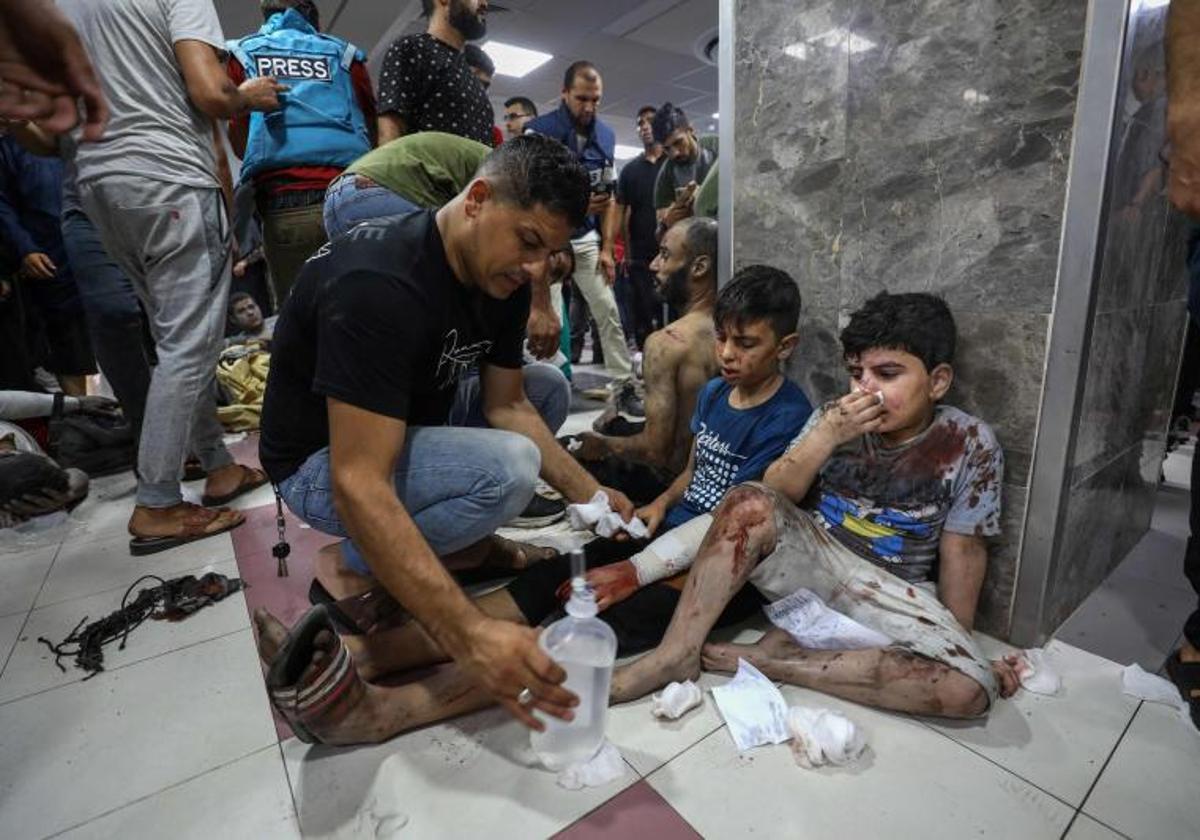 Palestinos heridos reciben tratamiento en el hospital Al-Shifa, en Gaza.