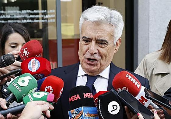 Pedro Rocha, ante la sede de LaLiga.