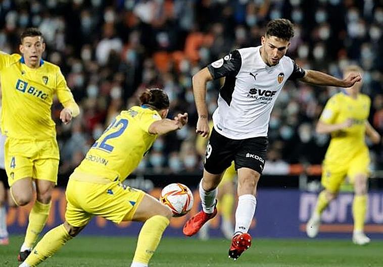 El Valencia toma aire ante un Cádiz en caída