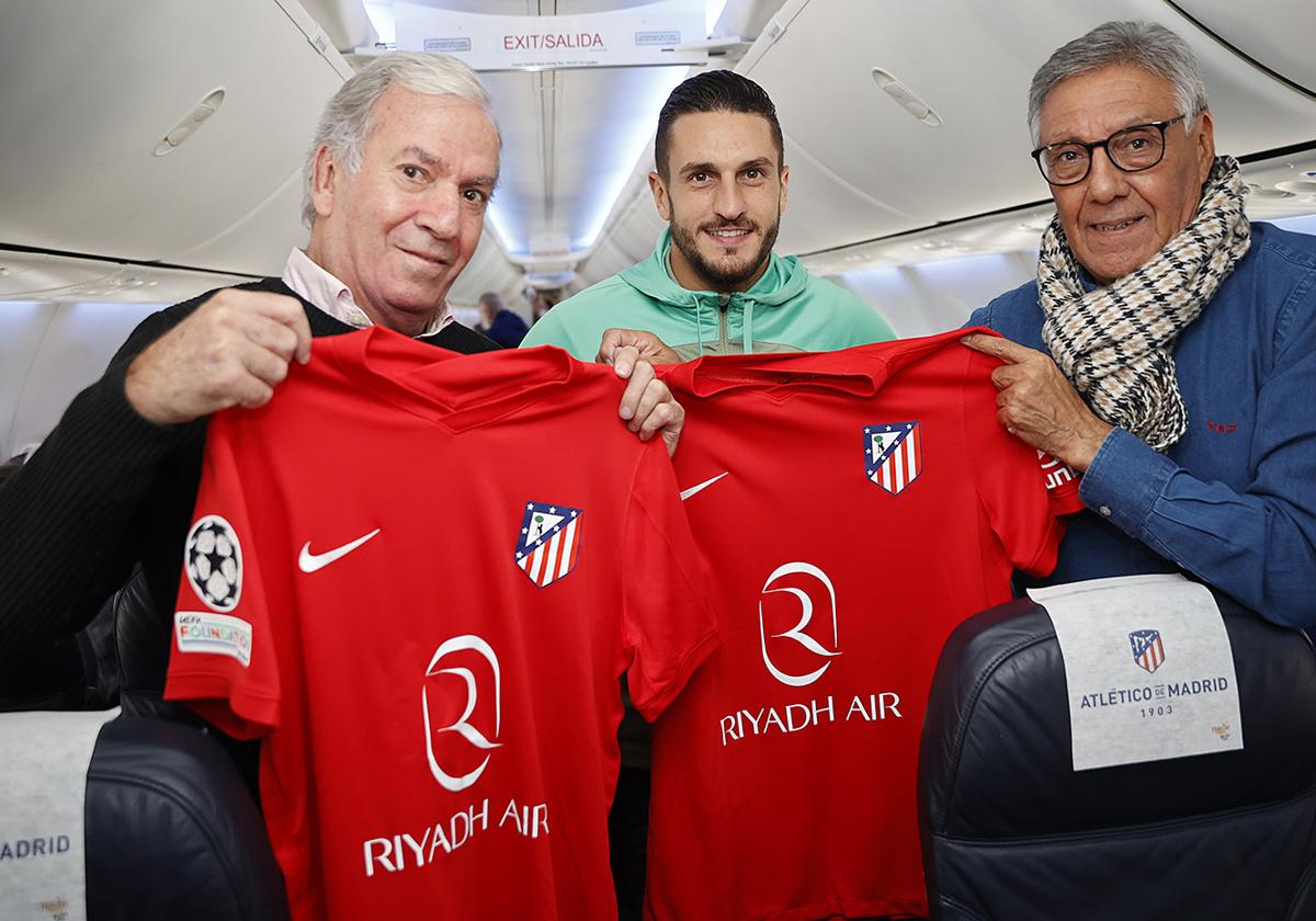 Koke, entre Javier Bermejo y Cacho Heredia, en el avión del Atlético a Glasgow.