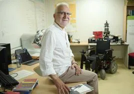 Julio Abascal, en su despacho con una de las sillas de ruedas robotizadas en las que ha trabajado.