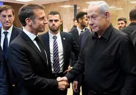 El presidente francés, Emmanuel Macron, y el primer ministro israelí, Benjamín Netanyahu, se saludan en Tel Aviv.