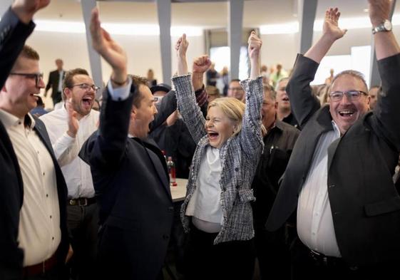 Miembros del Partido Populas Suizo celebran su victoria en las elecciones.