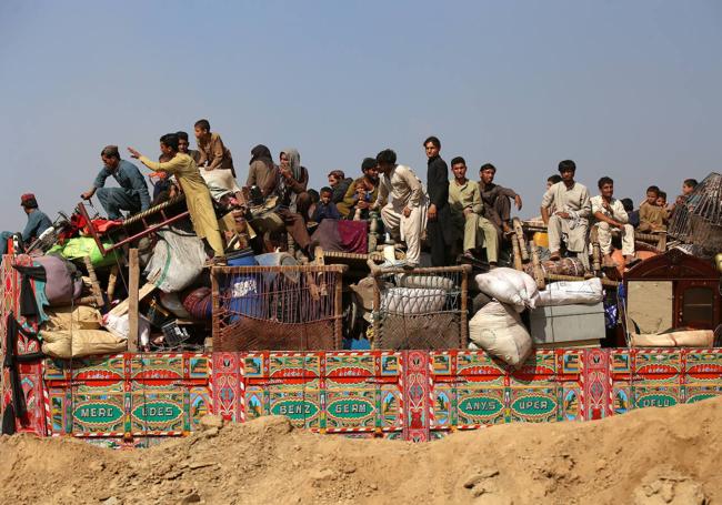 Afganos con la casa a cuestas en Pakistán.