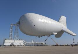 Imagen del dirigible 'Sky Dew', que opera en la frontera del Líbano