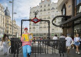 Wally, ante la estación del Metro de Gran Vía, en el corazón de Madrid.