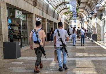 Pistolas para combatir el miedo a nuevos ataques de Hamás