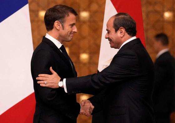 El presidente francés, Emmanuel Macron, y su homólogo egipcio, Abdel-Fattah al-Sisi, este miércoles en El Cairo.