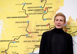 Jonas Vingegaard posa junto al mapa con el recorrido del próximo Tour.