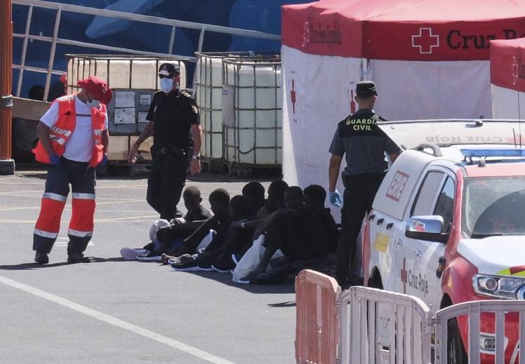 Un grupo de 90 migrantes de origen subsahariano desembarcan este sábado en el puerto de Los Cristianos en el sur de Tenerife, después de ser rescatados por una patrullera de la Guardia Civil mientras navegaban en una patera al sur del Hierro