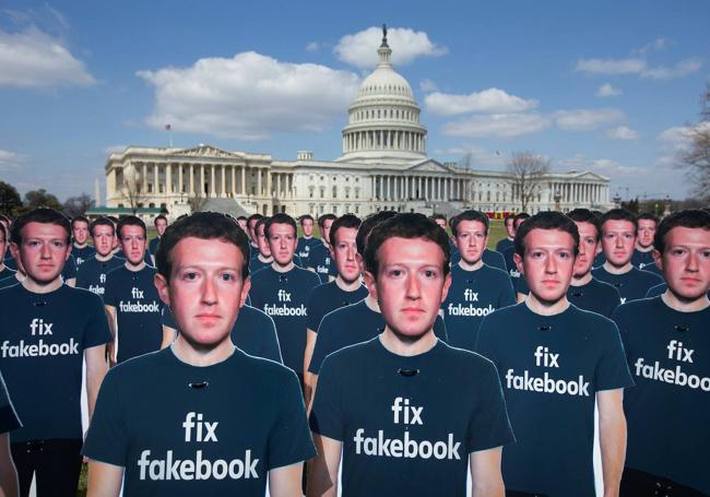 Cartulinas con la imagen de Zuckerberg en una protesta contra Facebook.