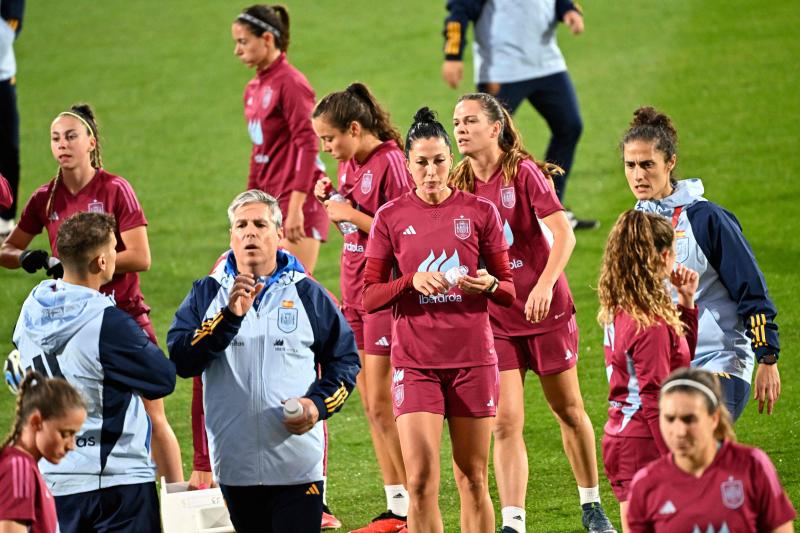 Montse Tome, junto a Jennifer Hermoso, en uno de los entrenamientos de España