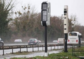 Radares al borde de una autovía francesa.