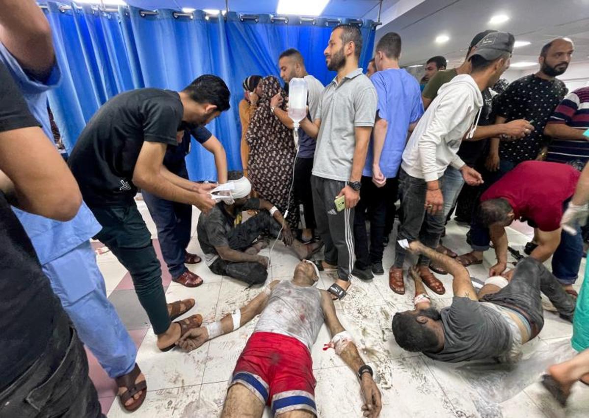 Imagen secundaria 1 - El hospital de Al Shifa, iluminado con generadores, está desbordado por el creciente número de heridos y además sus instalaciones se han convertido en refugio de decenas de familias. 