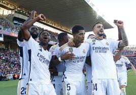 Los jugadores del Real Madrid festejan la victoria en el clásico, con Bellingham en el centro de la imagen.