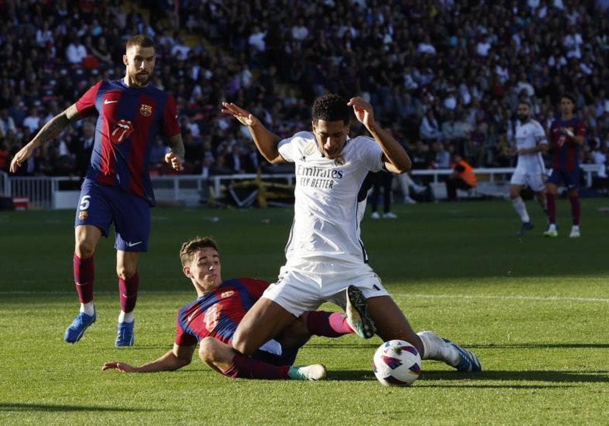 Gavi derriba a Bellingham en una acción del clásico disputado en Montjuic.