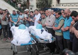 Periodistas en el funeral de dos reporteros fallecidos a causa de un bombardeo en Gaza.