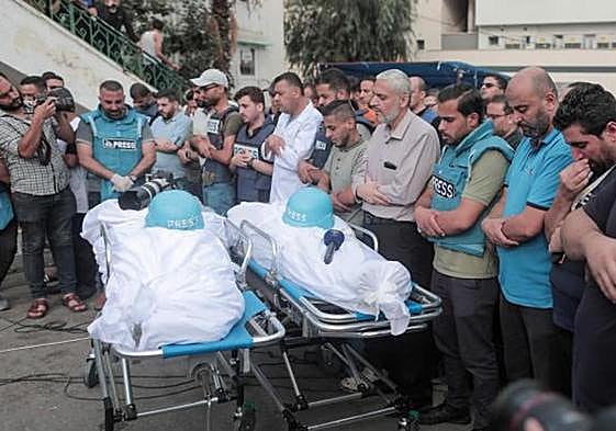 Periodistas en el funeral de dos reporteros fallecidos a causa de un bombardeo en Gaza.