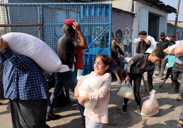 La desesperación lleva al asalto de los centros de ayuda humanitaria en Gaza