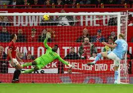 Erling Haaland anota el segundo de los goles que el ariete del City le marcó al United este domingo en Old Trafford.