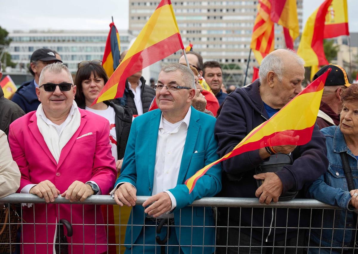 Imagen secundaria 1 - Vox llena Colón e ironiza con que Sánchez pedirá «habitación en Waterloo»