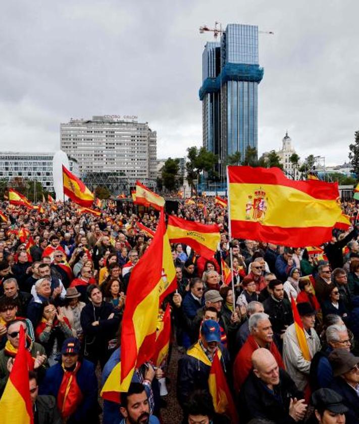 Imagen secundaria 2 - Vox llena Colón e ironiza con que Sánchez pedirá «habitación en Waterloo»