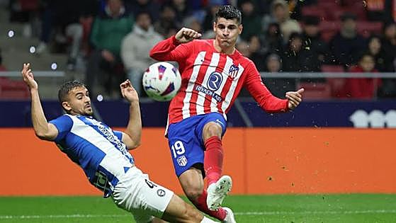 El Atlético no falla ante el Alavés y refuerza la tercera vía