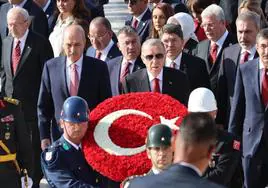 El presidente turco, Recep Tayyip Erdogan, deposita una corona de flores en el mausoleo de Ataturk.