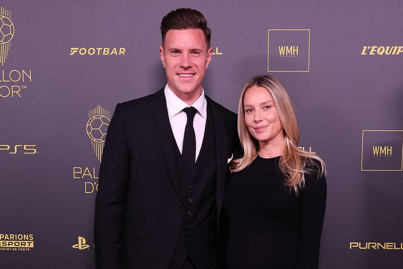 Marc-Andre ter Stegen, portero alemán del Barça, llega a la ceremonia junto a su esposa Daniela.