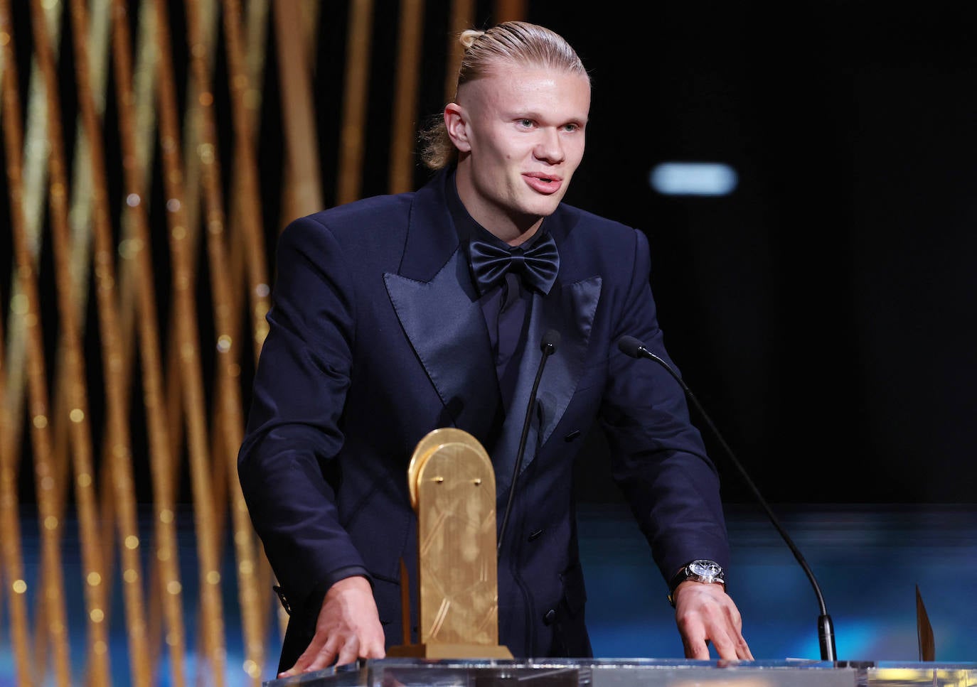 Erling Braut Haaland recoge el Trofeo Gerd Müller, que distingue al goleador noruego del Manchester City como mejor delantero del mundo.