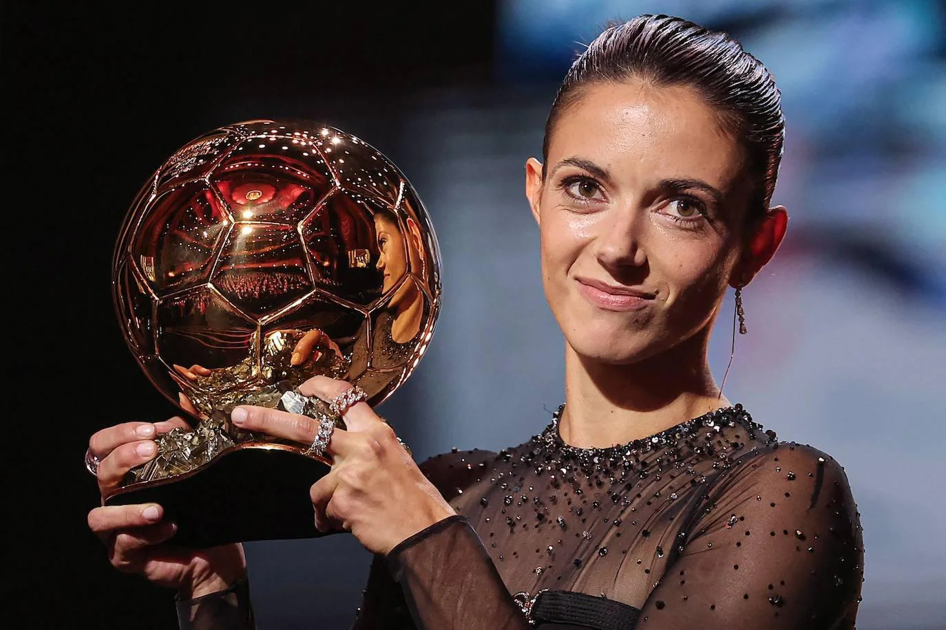 Aitana Bonmatí recoge el Balón de Oro femenino, que premia una campaña en la que la futbolista azulgrana ganó Liga y Champions con el Barça y el Mundial con España.