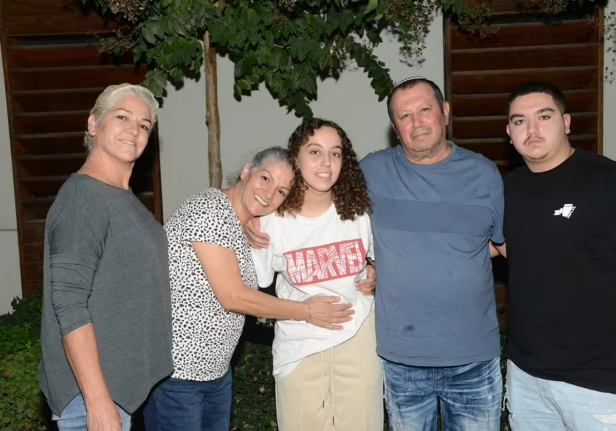 Ori Megidish, en el centro, es recibida por su familia tras su liberación.