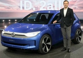 El CEO de Volkswagen, Thomas Schäfer, junto al VW ID2, que se fabricará en España.