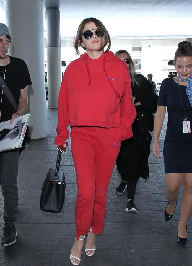 Selena Gömez con un chándal de Vetements, la marca que ha llevado el lujo a la ropa deportiva.