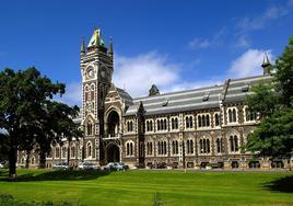 Fachada principal de la Universidad de Otago y el reloj construido por el profesor Beverly en 1864.