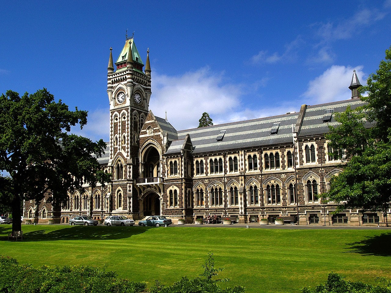 Fachada principal de la Universidad de Otago y el reloj construido por el profesor Beverly en 1864.